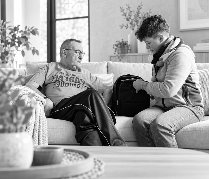 Ouder koppel dat samen lacht