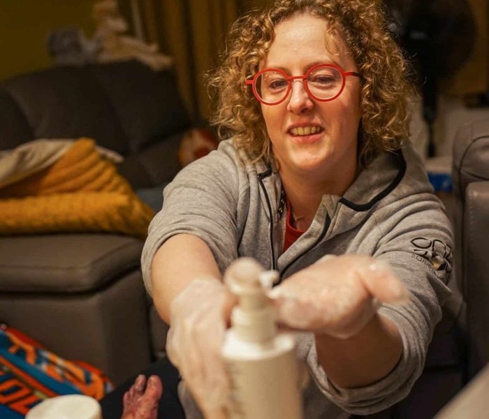 Verpleegkundige geeft iets aan een patiënt