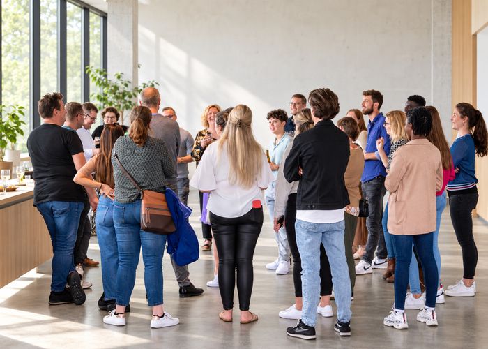 Groep verpleegkundigen op een netwerkevent